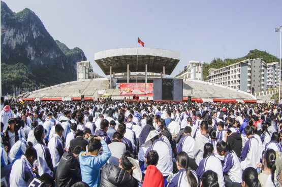 百色市凌云县万余学生共上党史国史课